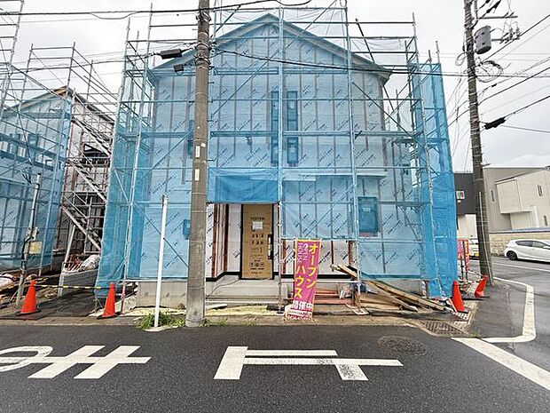 【現地写真/2号棟】安心の暮らしを提供するため、オリジナル工法の「I.D.S工法」が採用された住宅。「地震に強い家」を実現します。