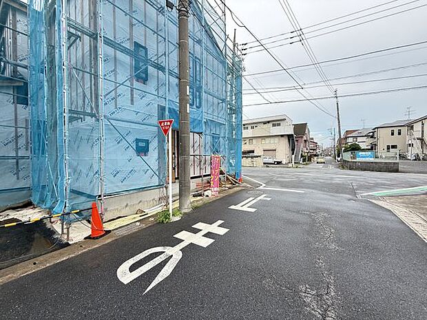 【前面道路を含む現地】京成電鉄千原線「千葉寺」駅徒歩8分。緑豊かな公園や、小中学校、買物施設が身近にあるロケーションです。周辺環境と併せて、ぜひ現地をご見学ください。