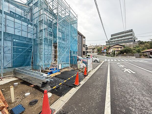 【前面道路を含む現地】耐震等級や耐風等級など、住宅性能表示制度6項目を取得。浴室乾燥機やペアガラスなど、多彩な設備が採用されています。