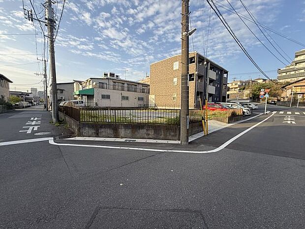 【前面道路を含む現地】市立寒川小学校まで徒歩12分(約900m)、市立末広中学校まで徒歩7分(約500m)です。現地にお越しいただき、お子さまと一緒に通学路を歩いてみるのもおすすめです。