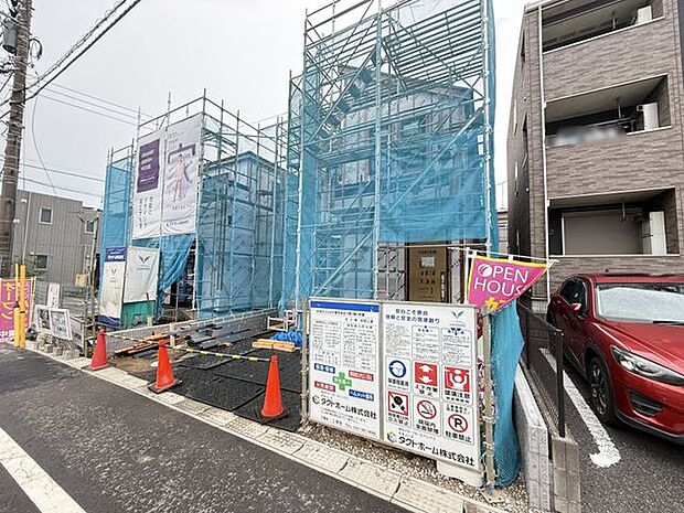 【現地写真/3号棟】前面道路は南側幅員約11m。開放感があり、室内まで光が届きやすい立地です。寒い時期でも比較的室温が下がりにくく、快適にお過ごしいただけます。