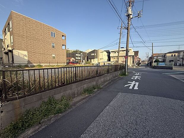 【前面道路を含む現地】あらかじめリフォームしやすいよう設計された「スケルトン・インフィル」住宅。ライフスタイルの変化に対応しやすく、様々なリデザインが可能です。