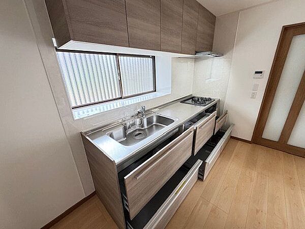 【DK】吊戸棚や天板下部収納が設けられています。調理器具や食器などが、すっきり片付きそうです。