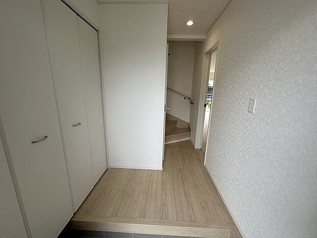 【玄関】収納が備わっているため、玄関をスッキリと保てそうです。