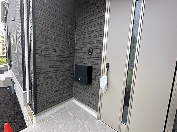 【玄関】玄関ポーチは屋根付きで、雨の日も濡れにくく落ち着いて出入りできます。