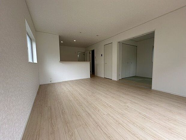 【LDK】ご家族が集うLDKは、南向きの明るい住空間です。客間や家事室、お子様のプレイルームなど、多用途に活用できる和室が隣接しています。
