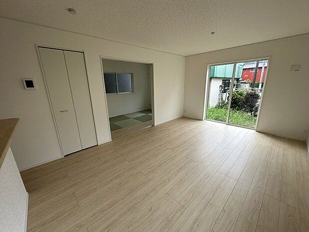 【LDK】家具を自在にレイアウトしやすい縦長リビングです。物が増えがちなリビングも、収納があるのでスッキリ保てそうです。