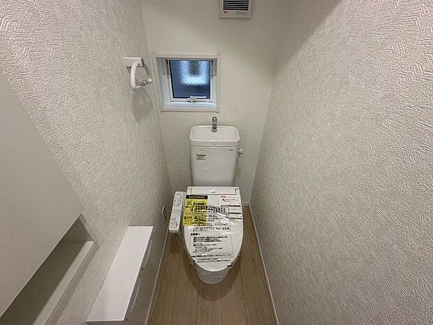 【トイレ】年間を通して快適にご利用いただける、温水洗浄便座付きのトイレ。トイレは各階に配置されています。