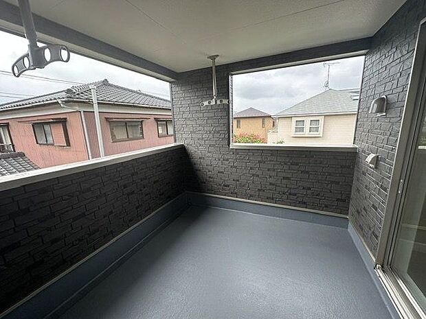 【バルコニー】洋室2部屋から出入りできるルーフバルコニーです。南向きにつき、洗濯物が気持ちよく乾きそうです。