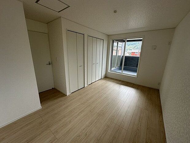 【洋室/約8帖】約8帖の広さがあり、主寝室にもオススメ◎全居室2面採光が確保されています。