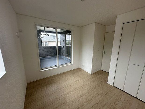 【洋室/約5.7帖】全居室収納付きですので、ご家族それぞれの私物が管理しやすいです。収納家具を最小限に抑え、住空間を有効活用できます。