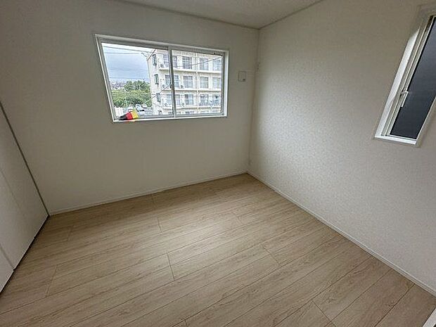 【洋室/約5.2帖】2面採光が確保された、明るい洋室です。2つの窓を開けると、自然換気もスムーズに行えます。