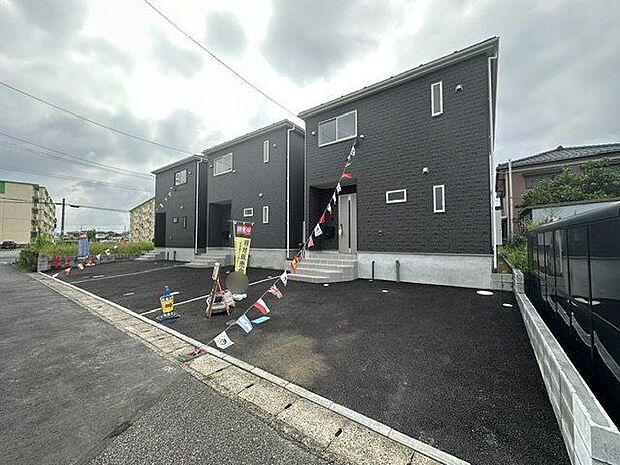 【前面道路含む外観】前面道路の幅員はゆとりがあるため、車同士のすれ違いや入出庫も落ち着いて対応できそうです。