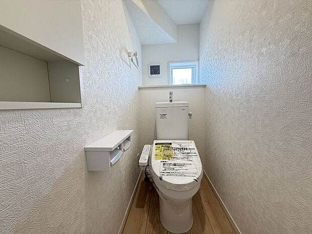 【トイレ/1階】年間を通して快適にご利用いただける、温水洗浄便座付きのトイレです。
