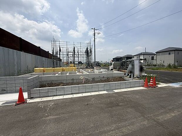 【現地写真/1号棟】JR内房線「巌根」駅まで徒歩26分。防犯カメラやモニター付きインターホン、人感センサー付き玄関灯など、セキュリティ設備も充実しています。