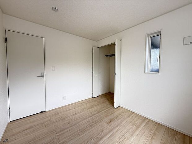 【洋室/約5.2帖】衣類や鞄などを整理しやすい収納付き。身の回りの物を綺麗に片付けられそうです。