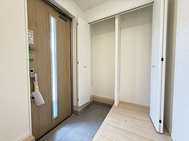 【玄関】ドアのスリット部分から自然光が入る、明るい玄関。ご家族の靴をたっぷり収納できるシューズクローゼットも備わっています。