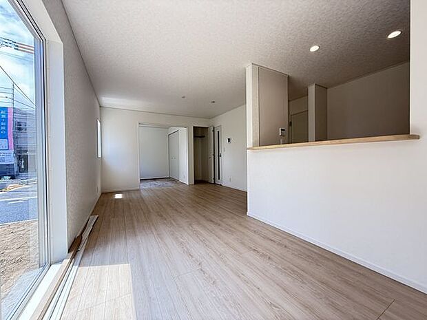 【LDK】LDKは、隣接する和室との間の建具を開放することで、約20.5帖のゆとりある空間としてもご利用いただけます。