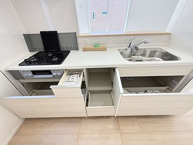 【キッチン】グリル付きの三口ガスコンロが搭載されています。調理を効率良く行え、レパートリーも増えそうです。