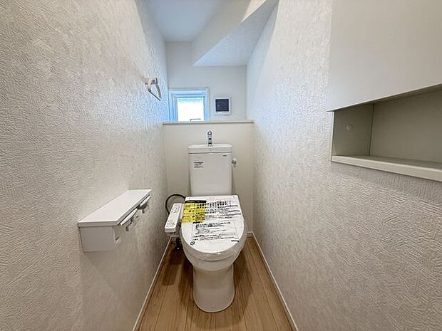 【トイレ/1階】年間を通して快適にご利用いただける、温水洗浄便座付きのトイレです。