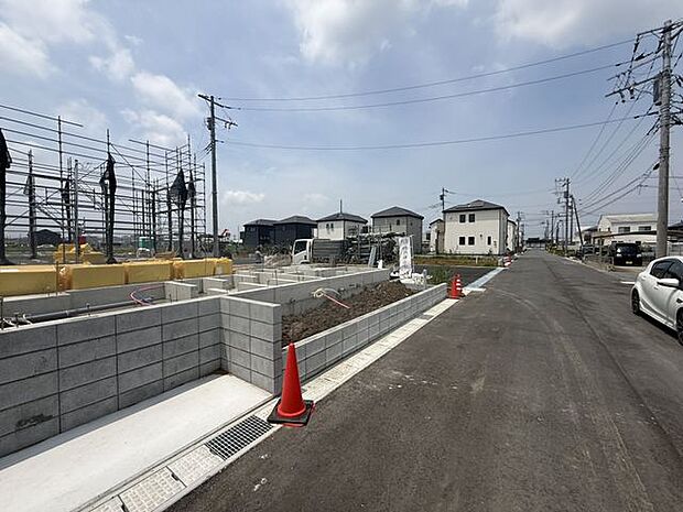 【前面道路含む現地写真】各棟にカースペースが設けられています(車種による)。東京湾アクアラインにもアクセスしやすい立地です。
