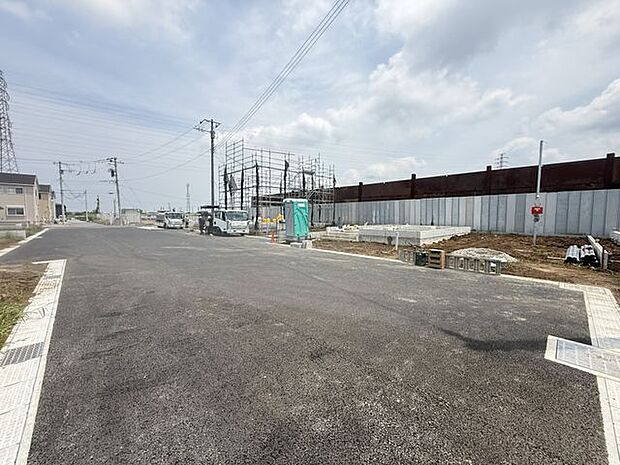 【現地写真/3号棟】JR内房線「巌根」駅まで徒歩26分。防犯カメラやモニター付きインターホン、人感センサー付き玄関灯など、セキュリティ設備も充実しています。