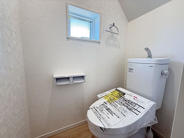 【トイレ/1階】年間を通して快適にご利用いただける、温水洗浄便座付きのトイレです。