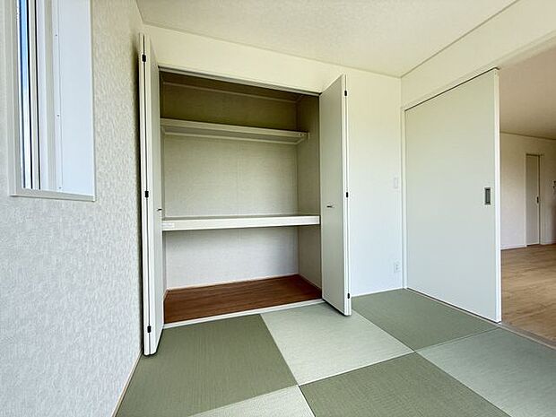 【和室】縁なしタイプの畳が採用されたモダンで落ち着きのある和室です。