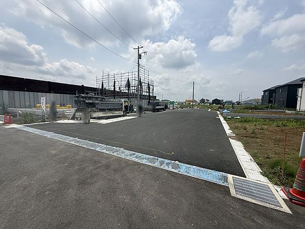 【前面道路含む現地写真】北側前面道路の幅員は約6.36m〜約6.52m。アスファルト舗装で自転車やベビーカーの通行もスムーズに行えます。
