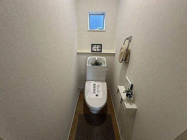 【トイレ/1階】年間を通して快適に利用できる温水洗浄便座付きのトイレです。※家具調度品等は販売価格に含まれません。