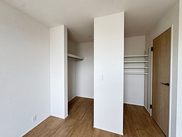 【収納/洋室約8.7帖】WICと可動棚が備わっており、衣類や小物類をすっきり収納できます。
