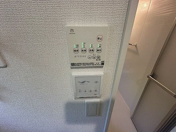 【浴室乾燥機】雨天時の洗濯物や湿気・カビ対策などに重宝します。寒い日は事前に浴室を温めておくことも可能です。