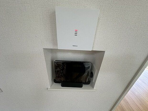 【多機能タブレット】LDKに設けられたニッチ。多彩な機能が搭載されたタブレットが付属しています。