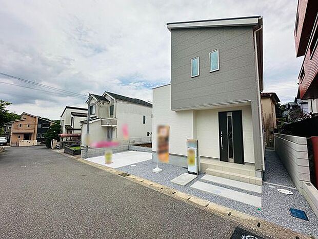 【前面道路含む外観写真】前面道路は幅員約6m。お車の出し入れやすれ違いに対応しやすい立地です。