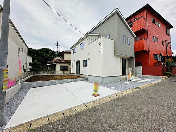【前面道路含む外観写真】千葉都市モノレール線「スポーツセンター」駅徒歩12分。JR「千葉」駅まで乗り換えなしでアクセスでき、通勤通学に便利です。