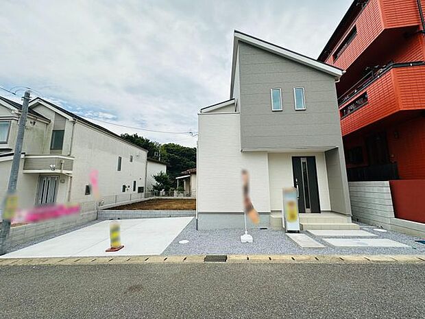 【前面道路含む外観写真】断熱等級6、耐震等級3取得の長期優良住宅認定物件です。ご家族の快適な暮らしに寄り添う安心の住まいを、ぜひ現地でご確認ください。