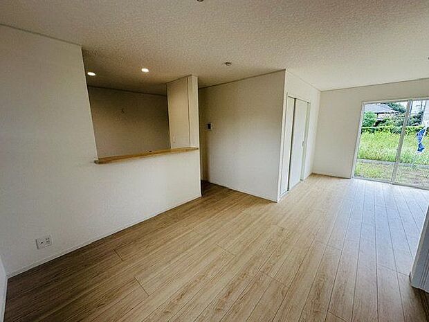 【LDK/約19帖】LDKは、隣接する洋風和室との間の建具を開放することで、約23.5帖の大空間としてもご利用いただけます。