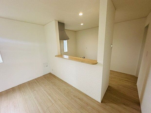 【LDK/約19帖】ご家族と会話を楽しみながら作業ができる対面式キッチン。配膳などに便利なカウンター付きです。