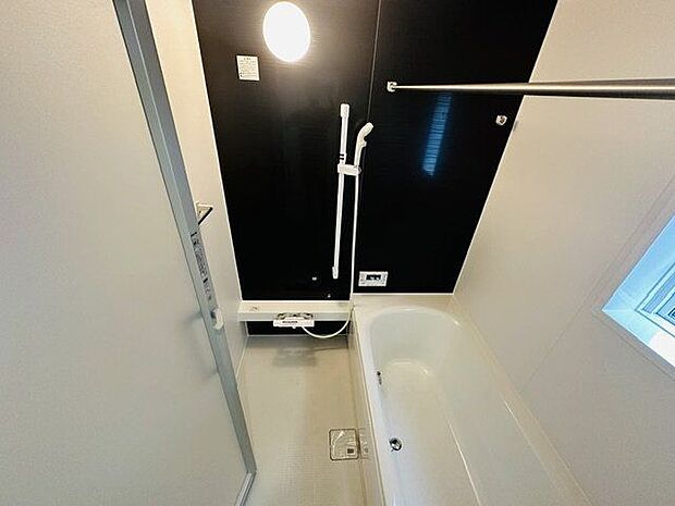 【浴室】浴室換気暖房乾燥機付きの浴室。雨の日や花粉の時期でも洗濯物を干すことができます。