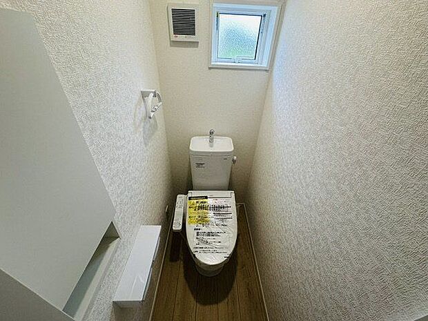 【トイレ/1階】年間を通して快適にご利用いただける、温水洗浄便座付きのトイレです。トイレは各階に配置されています。