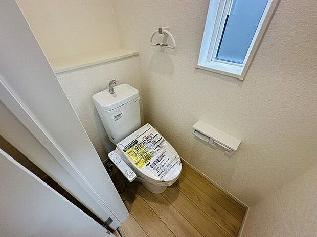 【トイレ/2階】各階トイレ付きです。どの居室で過ごしていても、階を移動せずに利用できるため便利です。