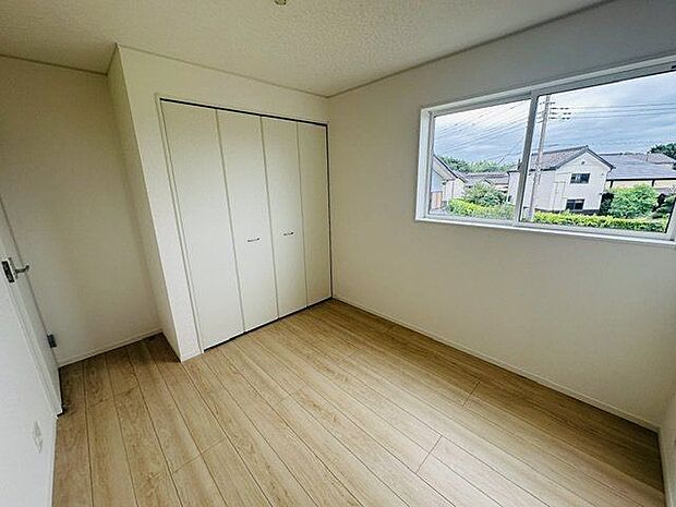 【洋室/約5.2帖】収納付きでお洋服や鞄の収納にも便利です。身の回りの物を綺麗に片付けられそうです。