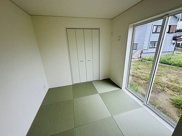 【和室/約4.5帖】モダンな縁なし畳の洋風和室です。LDKに隣接しているため、家事の合間や食後などに、気軽に横になってリラックスできます。