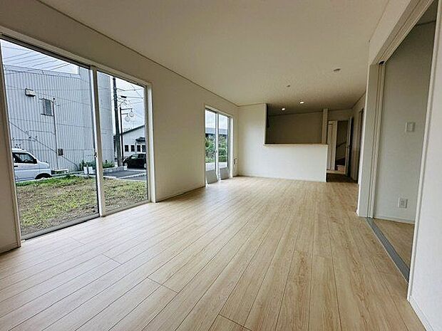 【LDK】南西向きの窓が配され、お部屋の奥までしっかり光が届きます。空気の入れ替えもしやすく、心地よい空間でご家族団らんのひとときを過ごせます。