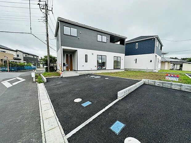 【前面道路含む現地写真】道路との段差は小さく、お車や自転車、ベビーカーでのお出かけもスムーズです。