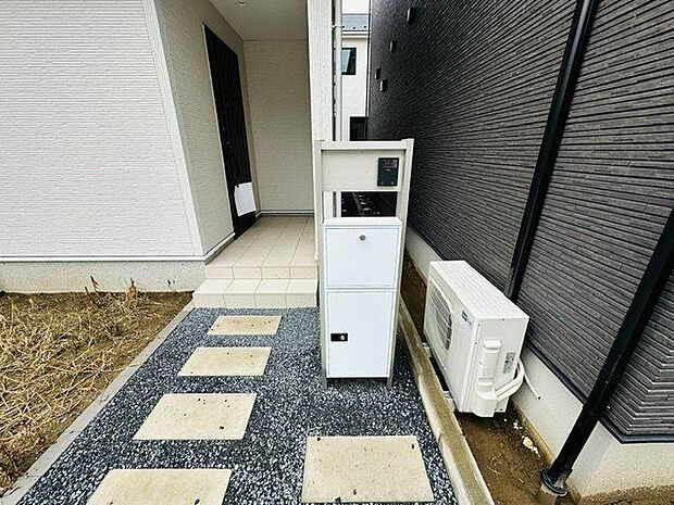 【宅配ボックス/1号棟】在宅・不在に関わらず、荷物を受け取れるので便利です。配達を待つ時間が必要ないため、時間を有効に使えます。