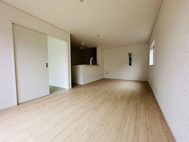 【LDK】家具を置いてもゆとりのある、広さ約17.2帖のLDKです。約4.5帖の和室が隣接しており、扉を開ければより開放感のある空間が広がります。