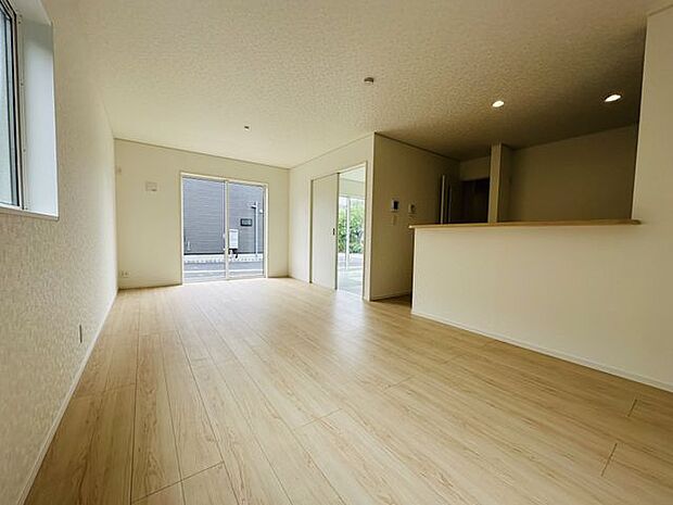 【LDK】南西向きの掃き出し窓から陽光が差し込む明るいLDKです。ご家族との会話が弾む、対面式キッチンが採用されています。