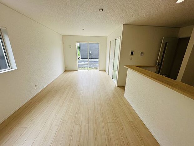 【LDK】ご家族が集うLDKは、3面採光が確保された明るい住空間です。