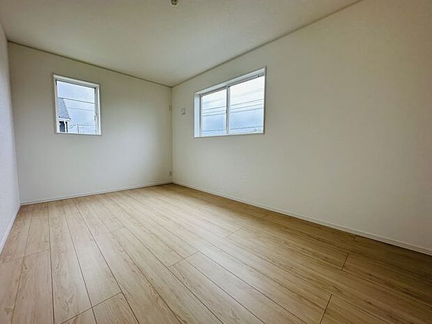 【洋室西側/約7.5帖】約2帖のWICが備わっており、住空間を広く使えます。